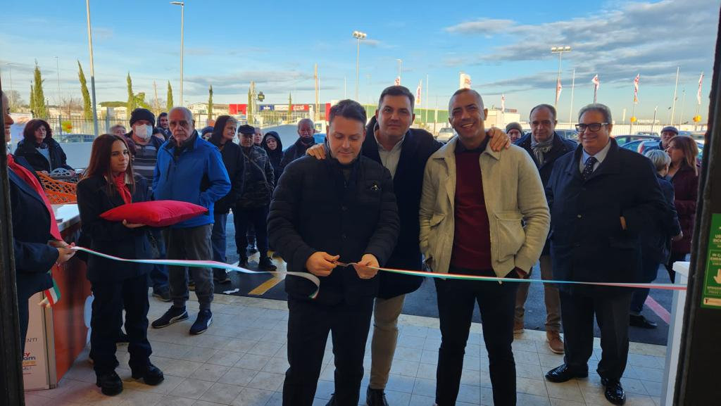 Taglio nastro Roma via Cannavina.jpg