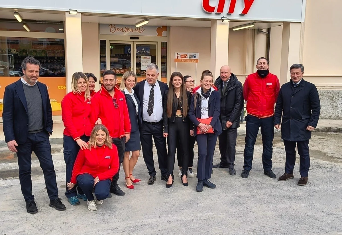 gruppo Piazza Valtriani Lerici.jpg